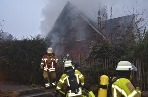 Polizeiinspektion Stade: POL-STD: Einfamilienhaus in Stade bei Feuer stark beschädigt - eine Person bei Löscharbeiten leicht verletzt