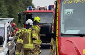 Freiwillige Feuerwehr Alpen: FW Alpen: Feuerwehr Grevenbroich unterstützt bei Pkw Brand