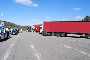 POL-PDKL: Schwerverkehrskontrolle auf der Autobahn