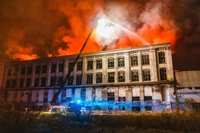 FW Gronau: Nächtlicher Brand auf dem Dach des Gebäudes der ehemaligen Baumwollspinnerei Gronau