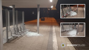 Bundespolizeidirektion München: Bundespolizeidirektion München: Sachbeschädigung am S-Bahnhaltepunkt Planegg / Ca. 500 Euro Sachschaden - Bundespolizei sucht Zeugen