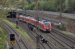 Feuerwehr Haan: FW-HAAN: Fahrg&auml;ste auf freier Strecker aus S-Bahn gef&uuml;hrt