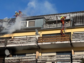 FW Düren: Brand im Mehrfamilienhaus mit drei Verletzten