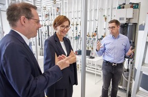 PAUL Tech AG: Bundesministerin Stark-Watzinger informiert sich bei PAUL Tech AG zu Energieeinsparungsmöglichkeiten in Bestandsgebäuden