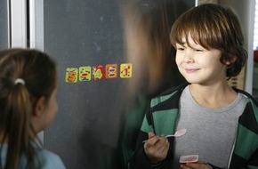 Danone DACH: Rechenaufgaben, die Kindern schmecken / Fruchtzwerge startet Magnetzahlen-Sammelaktion: Mit jeder Aktionspackung erhält man zwei Magnete zum Rechnen als Gratiszugabe