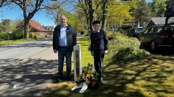 POL-CUX: Gedenkmarsch von Bremen-Farge nach Sandbostel: 3.000 Teilnehmende erinnern an &quot;Todesmarsch&quot; 1945 (Fotos im Anhang)