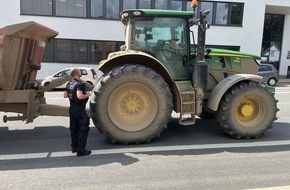 Polizei Bochum: POL-BO: Keine Fahrerlaubnis, kaum Reifenprofil: Polizei stoppt Treckerfahrer