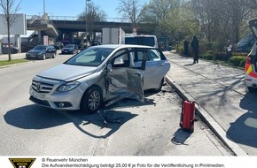 Feuerwehr München: FW-M: Unfall auf Alarmfahrt (Berg am Laim)
