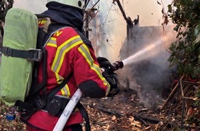 Feuerwehr D&uuml;ren: FW D&uuml;ren: Rauchentwicklung an Bahnstrecke - Feuerwehr l&ouml;scht brennende Gartenlaube
