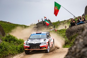 Rallye Portugal: SKODA FABIA Rally2 evo-Fahrer Chris Ingram siegt bei den WRC2-Junioren