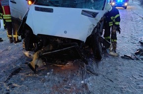 Freiwillige Feuerwehr Gemeinde Schiffdorf: FFW Schiffdorf: Verkehrsunfall auf eisglatter Straße: Feuerwehr befreit Fahrer aus Kleintransporter