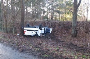 Polizeiinspektion Cuxhaven: POL-CUX: Überholmanöver scheiterte - mit Pkw gegen Baum gestoßen (Bildanlagen) - 2 Schwerverletzte