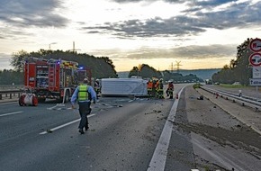 Feuerwehr Dortmund: FW-DO: A45 - Lieferwagen bleibt nach Zusammenstoß mit einem PKW auf der Seite liegen