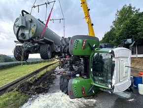 FW Stockach: Fahrzeugbrand innerorts - war: umgestürzte landwirtschaftliche Zugmaschine