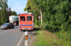 Polizei Minden-Lübbecke: POL-MI: Kollision mit Satttelzug: Radfahrer (18) leicht verletzt