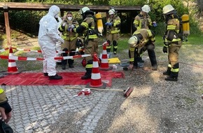 Feuerwehr Voerde: FW Voerde: Feuerwehr Voerde rettete Hund bei Zimmerbrand