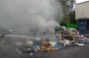 Freiwillige Feuerwehr Bedburg-Hau: FW-KLE: Stinkiger Einsatz: Brand eines 18 Tonnen Presscontainers mit Restmüll