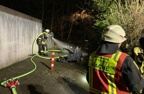 Feuerwehr Hattingen: FW-EN: Brand zweier Müllcontainer an einem Garagenhof