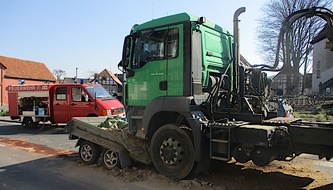 Polizeiinspektion Hameln-Pyrmont/Holzminden: POL-HM: Kurioser Verkehrsunfall in Hemmendorf: Anhänger löst sich während der Fahrt und prallt mit entgegenkommenden Betonmischer zusammen