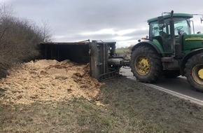 Polizeiinspektion Anklam: POL-ANK: Unfall mit Flucht: Traktor kommt samt Anhänger von Straße ab