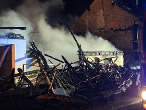 KFV-CW: Brand nach Blitzschlag zerstört Wohnhaus und Stallungen / 6 Pferde vor Flammen gerettet/Wasserversorgung zusammengebrochen