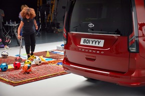 Vom Spielzeug bis zum DJ-Equipment: Zwei Familien zeigen, was sie alles im neuen Ford Tourneo Connect transportieren