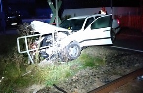 Bundespolizeiinspektion Kassel: BPOL-KS: Unfall am Bahnübergang - Hoher Sachschaden