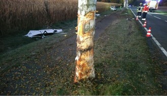 Polizeiinspektion Lüneburg/Lüchow-Dannenberg/Uelzen: POL-LG: ++ Soderstorf - Pkw prallt gegen Baum - Fahrer verstirbt an Unfallstelle ++