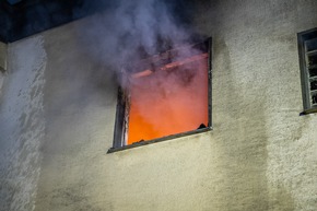 FW Menden: Wohnungsbrand - Mehrfache Menschenrettung