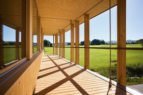 Medienmitteilung Griesser: Designstarke und nachhaltige Beschattung beim neuen Blumer Lehmann Holzbau