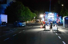Feuerwehr Pulheim: FW Pulheim: PKW erfasst Fußgänger und dieser verstirbt an Unfallstelle
