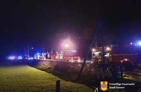Freiwillige Feuerwehr Kamen: FW Kamen: Vollbrand einer Scheune in Heeren-Werve: Nicht alle Kühe konnten gerettet werden