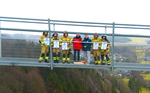 Neuer RID-Weltrekord auf »Skywalk« in Willingen: schwindelfreie Feuerwehr-Staffel bei Spendenlauf erfolgreich