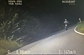 Polizei Mettmann: POL-ME: 147 km/h auf dem Südring: Polizei zieht Motorrad-Raser aus dem Verkehr - Kreis Mettmann - 2108113