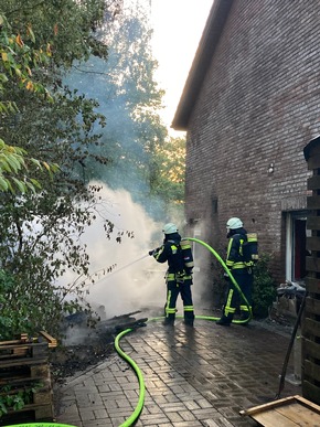 FW-EN: Feuer am Gemeindehaus - Feuerwehr konnte Brand des Gebäudes verhindern