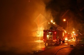 Feuerwehr Essen: FW-E: Wieder Feuer auf Schrottplatz an der Ripshorster Straße, Fotos verfügbar