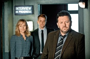 ARD Das Erste: Das Erste / "Brokenwood - Mord in Neuseeland": Vier neue Filme mit Neill Rea als Detective im Zwiegespräch mit Mordopfern, rätselhaften Kriminalfällen und staubtrockenem Humor