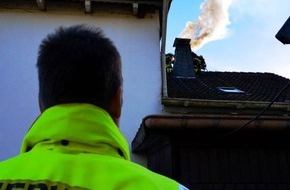 Feuerwehr Plettenberg: FW-PL: OT-Bremcke. Unklare Rauchentwicklung entpuppte sich als Schornsteinbrand.