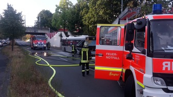 Feuerwehr Düsseldorf: FW-D: Feuer im Motorraum eines Rheinbahnbusses - Fahrer handelt umsichtig, keine Verletzten