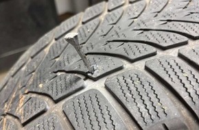 Polizeipräsidium Westpfalz: POL-PPWP: Mehrere Fahrzeugreifen durch Hufnägel beschädigt