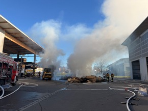 FW Stockach: Verkehrsunfall und Brand am Gebäude