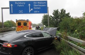 Feuerwehr Dinslaken: FW Dinslaken: Verkehrsunfall mit E-Auto