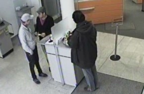 Polizeidirektion Göttingen: POL-GOE: (243/2012) Beim Geldabheben am Automaten gestört - 1.000 Euro weg