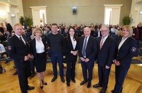 Polizeidirektion Oldenburg: POL-OLD: Polizeiakademie Niedersachsen und Polizeidirektion Oldenburg begrüßen 160 Gäste zum Zeitzeugenvortrag +++ Holocaust-Überlebender Tswi Herschel im Podiumsgespräch mit Historiker Johannes Spohr