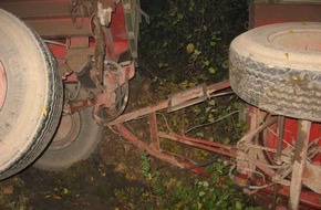 Polizeiinspektion Hildesheim: POL-HI: Traktorgespann gerät mit Zuckerrübenladung nach rechts von der Fahrbahn und landet im Graben. Erheblicher Sachschaden - Nordstemmen/Hallerburg(fm)