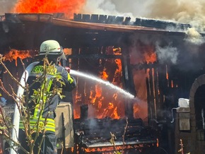 FW Celle: Mehrere Gartenlauben brennen in Vollbrand - Feuerwehr rettet H&uuml;hner!