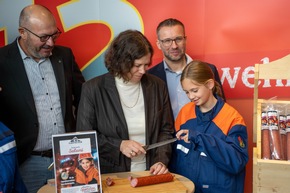 Die Feuerwehr-Salami ist zurück: EDEKA Nordwest unterstützt den Feuerwehrnachwuchs