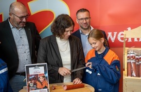 EDEKA Nordwest Stiftung & Co. KG: Die Feuerwehr-Salami ist zur&uuml;ck: EDEKA Nordwest unterst&uuml;tzt den Feuerwehrnachwuchs