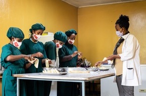 Stiftung Menschen für Menschen Schweiz: Auf Augenhöhe in den Slums von Addis Abeba: / Direkter Draht zwischen Schweizer Spendern und äthiopischen Müttern