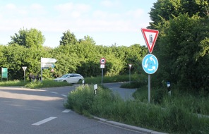 Kreispolizeibehörde Viersen: POL-VIE: Nettetal-Hinsbeck: Unfall im Kreisverkehr - E-Scooter-Fahrerin wird leicht verletzt